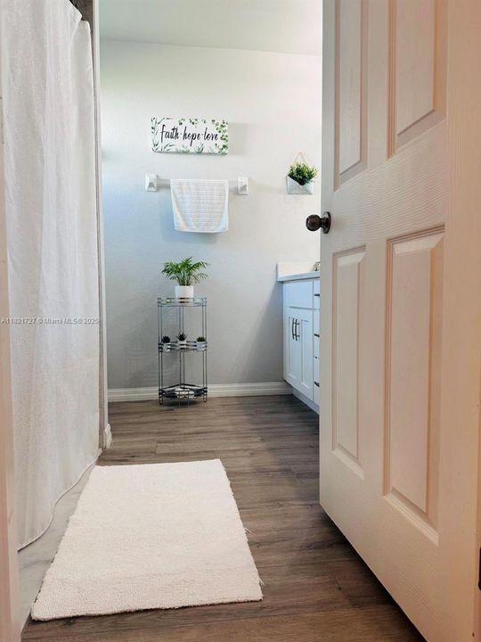 For Rent: $2,465 (4 beds, 2 baths, 1642 Square Feet)