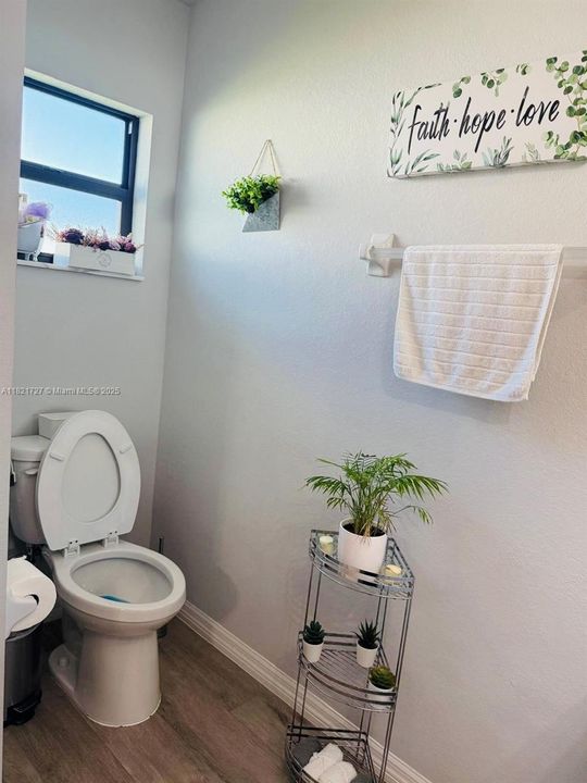 For Rent: $2,465 (4 beds, 2 baths, 1642 Square Feet)