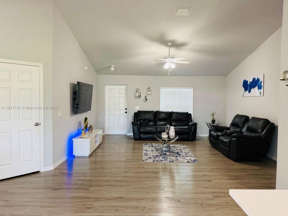 For Rent: $2,465 (4 beds, 2 baths, 1642 Square Feet)