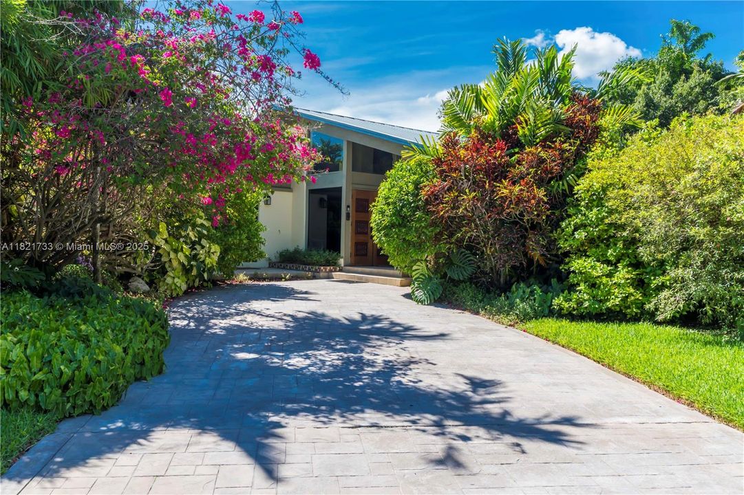 Active With Contract: $1,300,000 (5 beds, 3 baths, 3971 Square Feet)