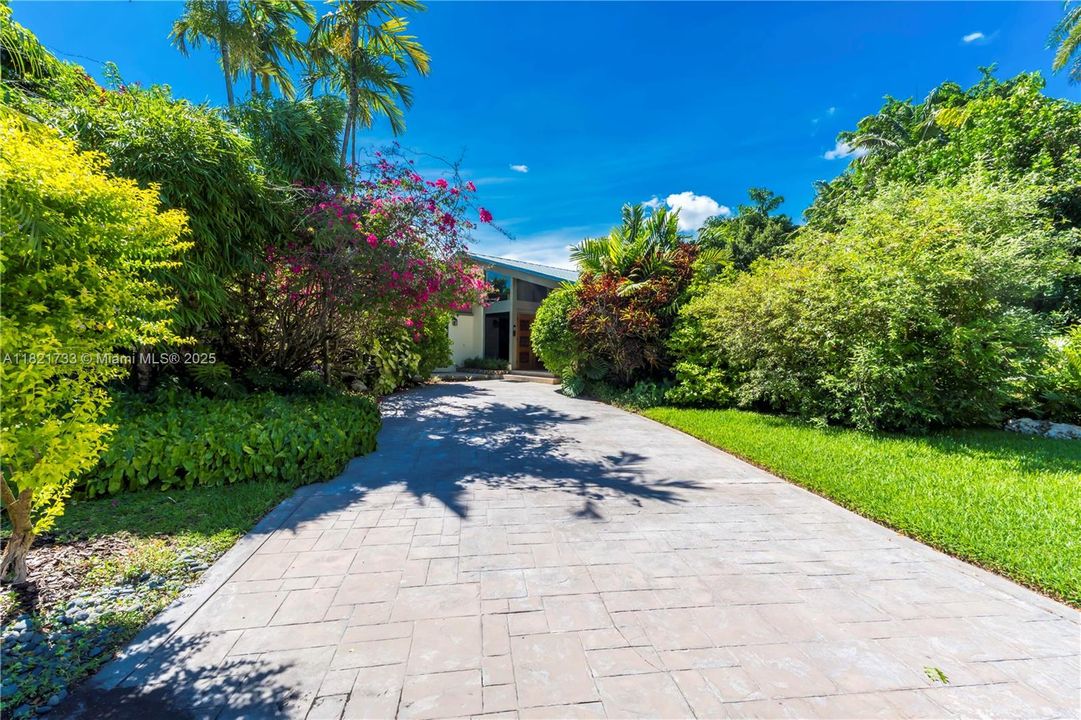 Active With Contract: $1,300,000 (5 beds, 3 baths, 3971 Square Feet)