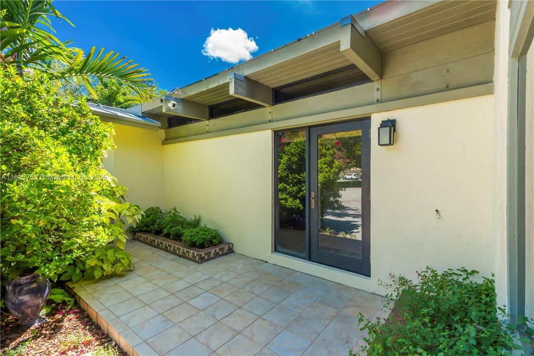 Active With Contract: $1,300,000 (5 beds, 3 baths, 3971 Square Feet)