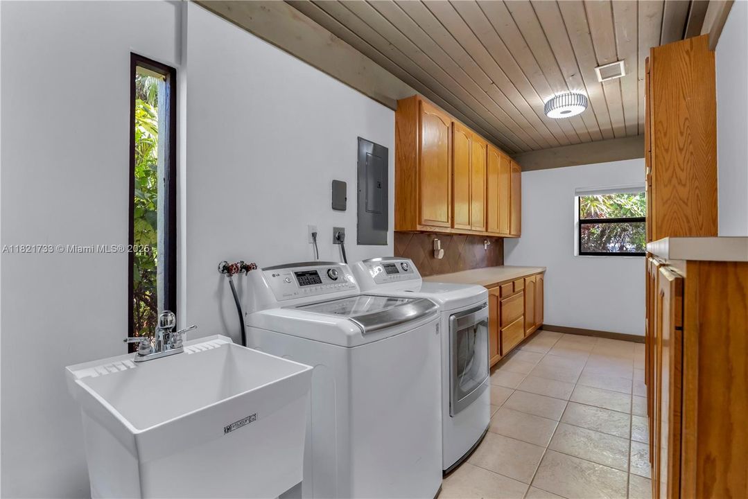 Active With Contract: $1,300,000 (5 beds, 3 baths, 3971 Square Feet)