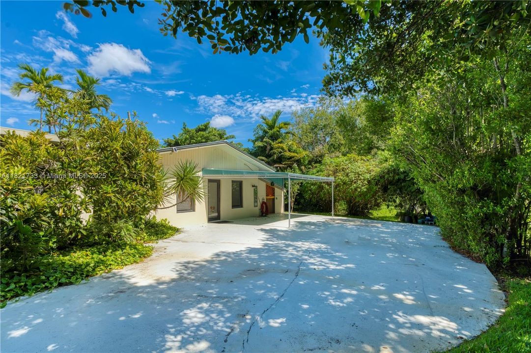 Active With Contract: $1,300,000 (5 beds, 3 baths, 3971 Square Feet)