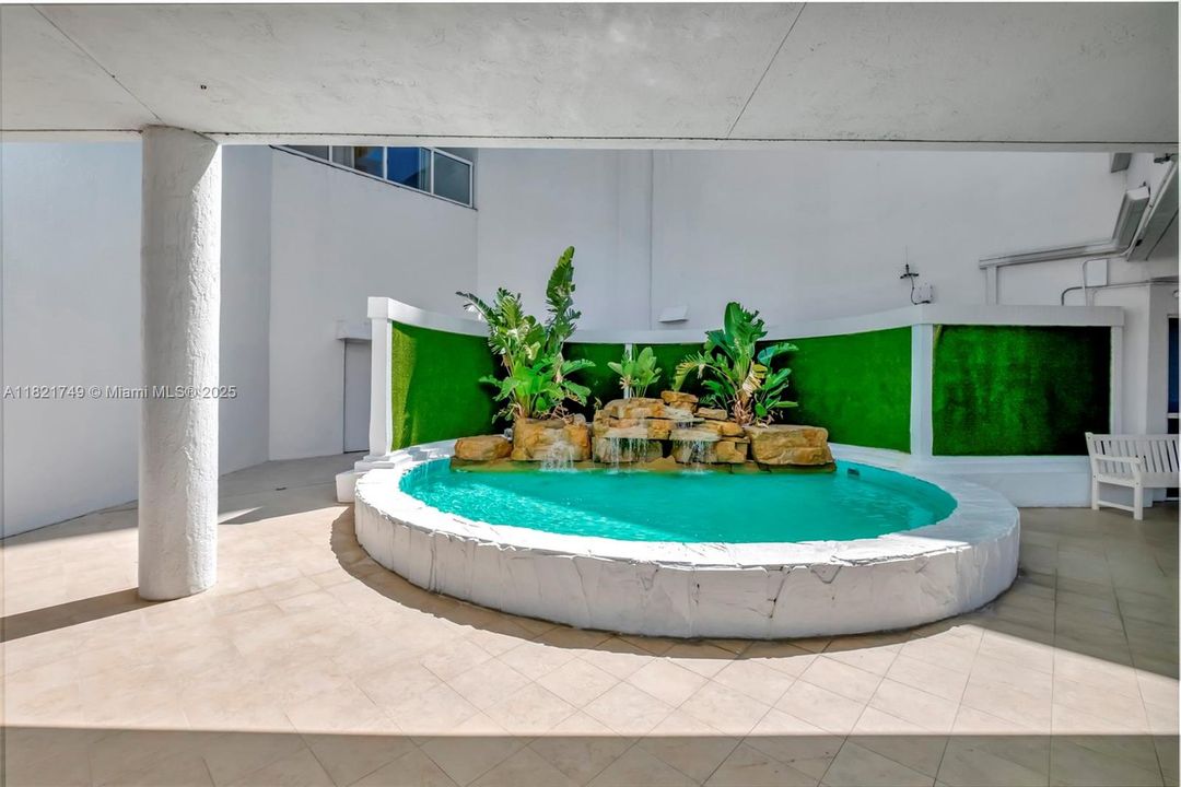 На продажу: $1,900,000 (3 спален, 2 ванн, 2020 Квадратных фут)