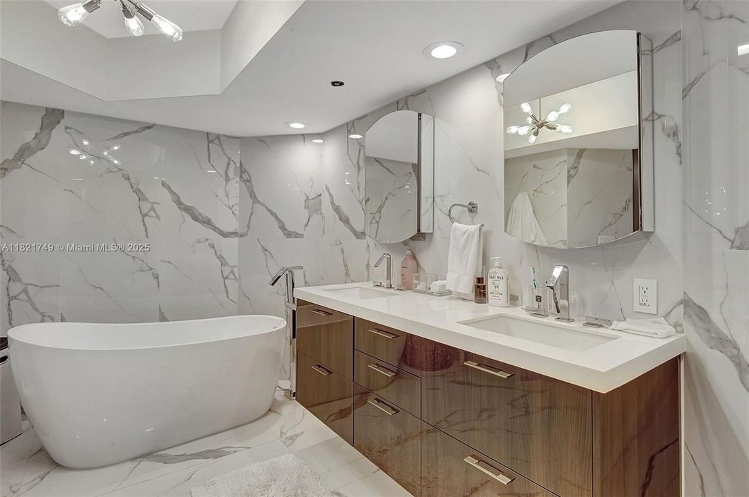 На продажу: $1,900,000 (3 спален, 2 ванн, 2020 Квадратных фут)