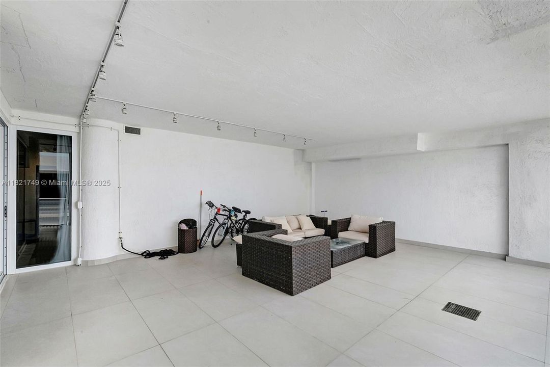 На продажу: $1,900,000 (3 спален, 2 ванн, 2020 Квадратных фут)