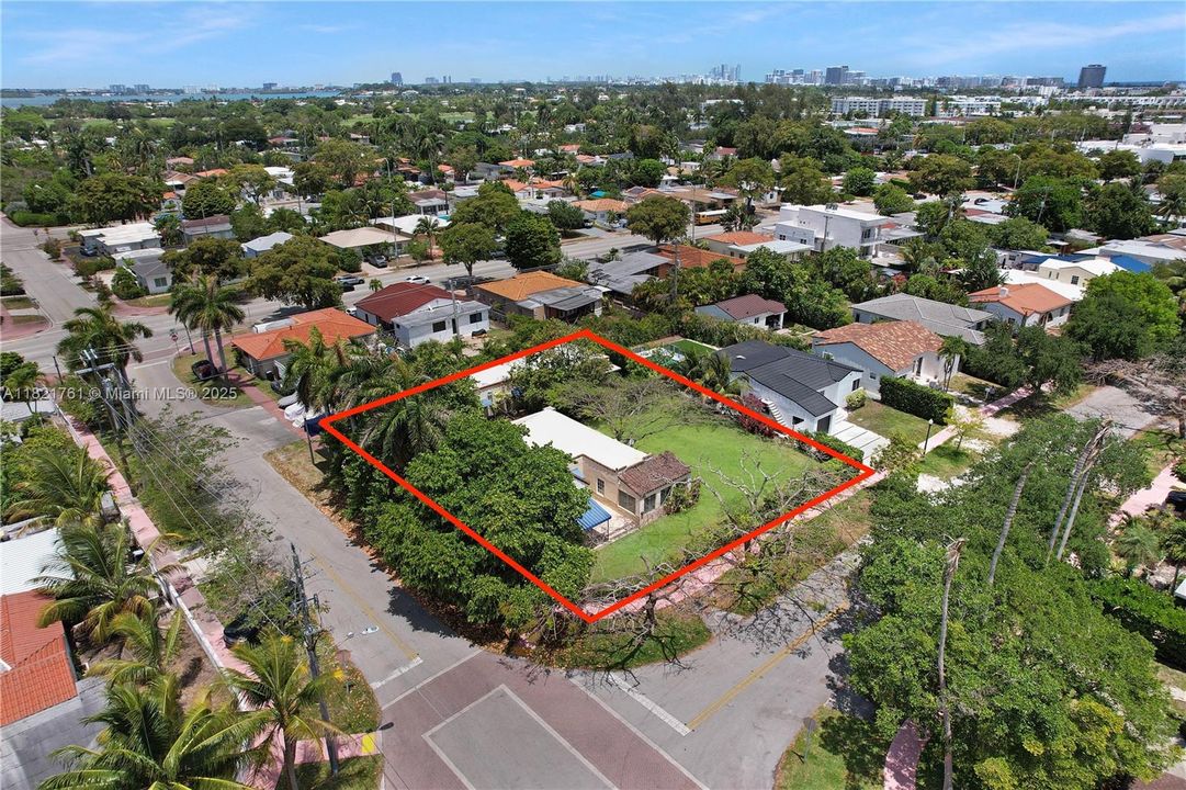 En Venta: $2,300,000 (0.30 acres)