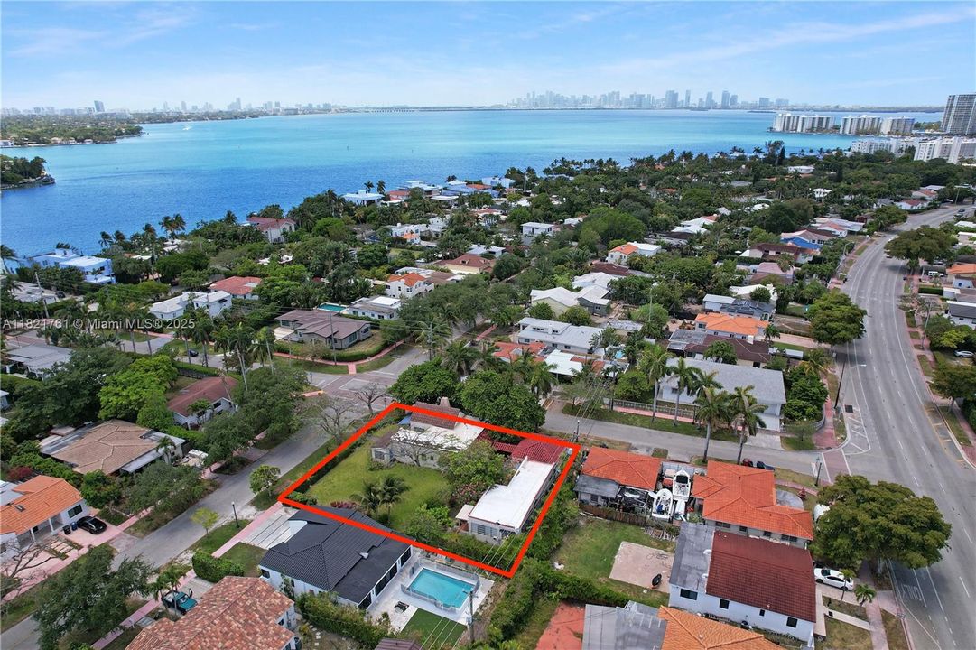 En Venta: $2,300,000 (0.30 acres)