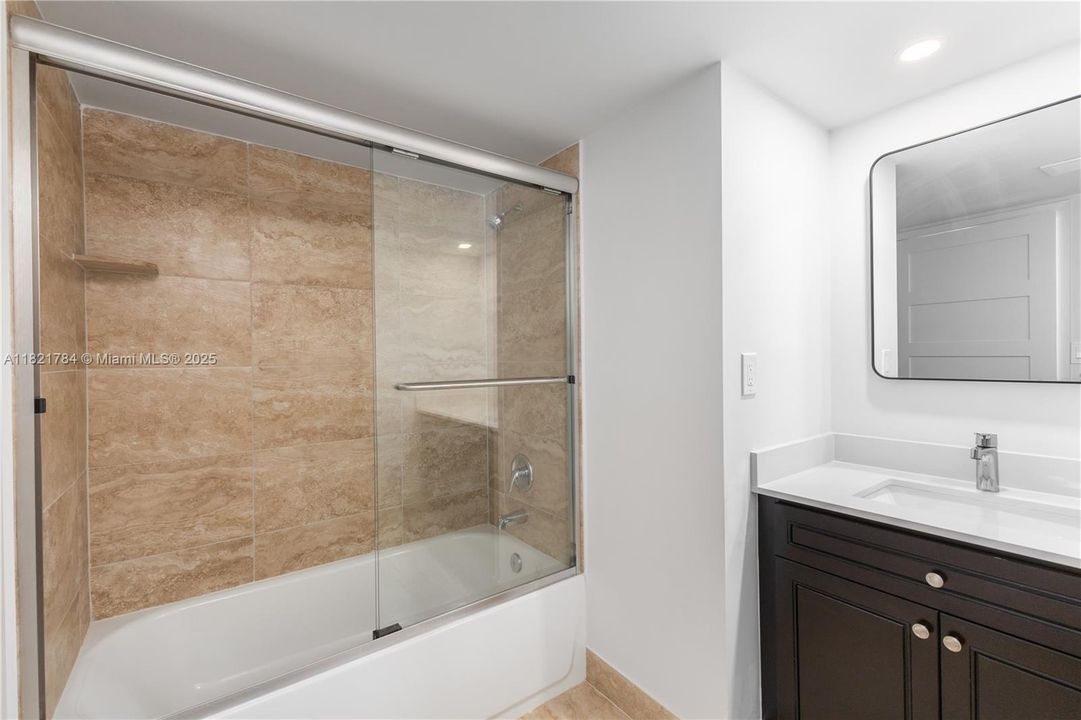 Active With Contract: $325,000 (1 beds, 1 baths, 860 Square Feet)