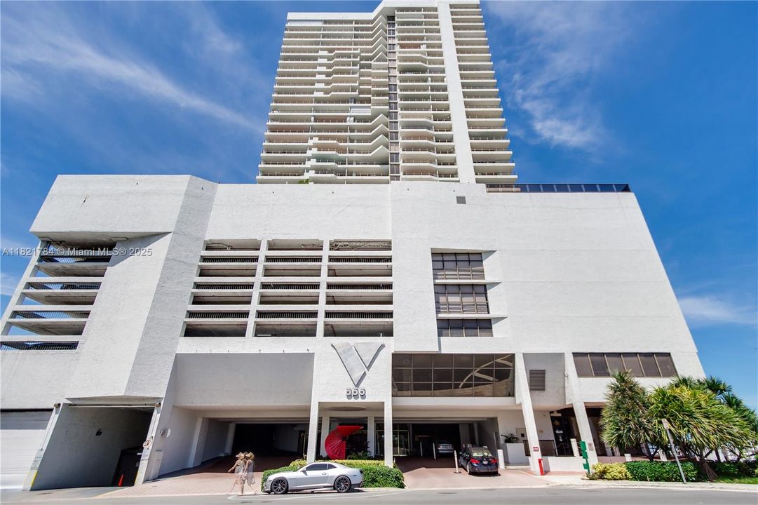 Active With Contract: $325,000 (1 beds, 1 baths, 860 Square Feet)