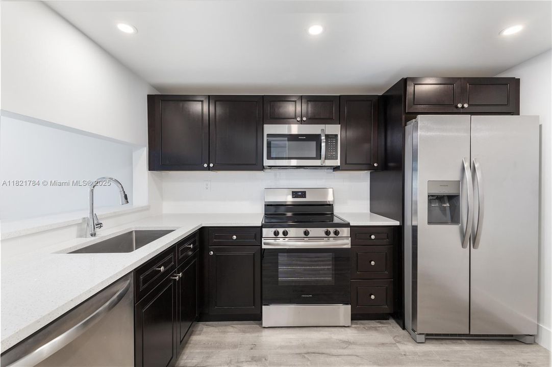 Active With Contract: $325,000 (1 beds, 1 baths, 860 Square Feet)