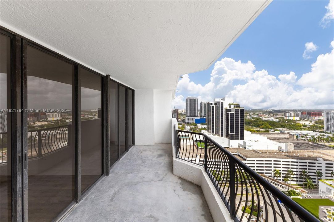 Active With Contract: $325,000 (1 beds, 1 baths, 860 Square Feet)