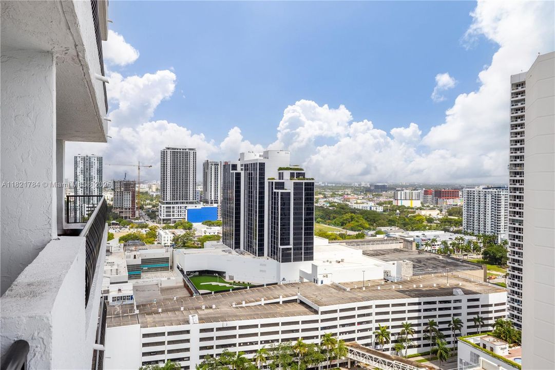 Active With Contract: $325,000 (1 beds, 1 baths, 860 Square Feet)