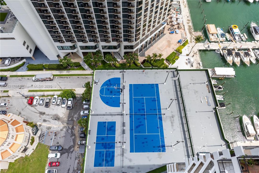 Active With Contract: $325,000 (1 beds, 1 baths, 860 Square Feet)