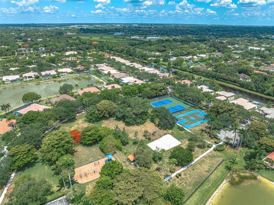 Great Country Glen community amenities! Other county parks (Vista View & CB Smith) with additional amenities are also just a few minutes away!