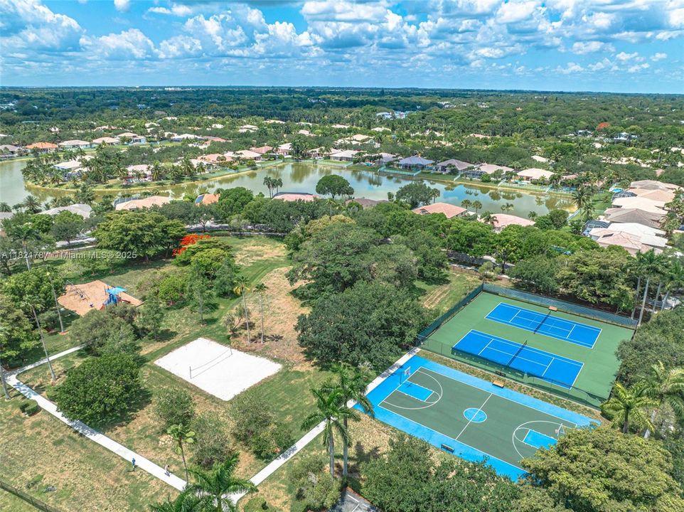 Great Country Glen community amenities. Other county parks (Vista View & CB Smith) with additional amenities are also just a few minutes away!