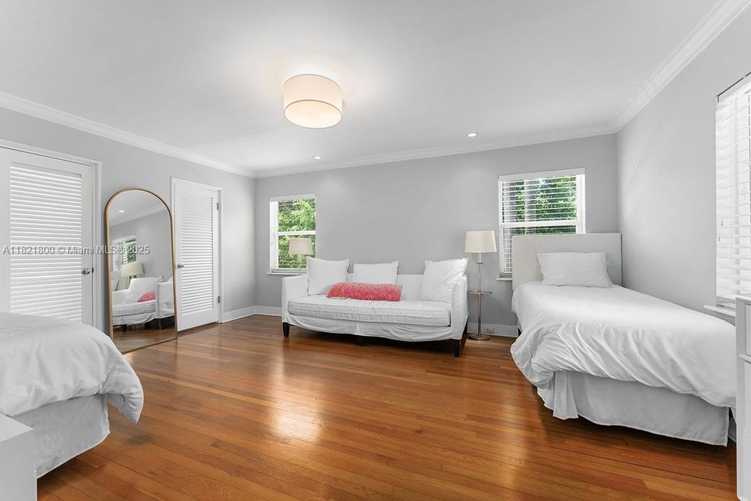 Recently Sold: $6,995,000 (4 beds, 4 baths, 3663 Square Feet)