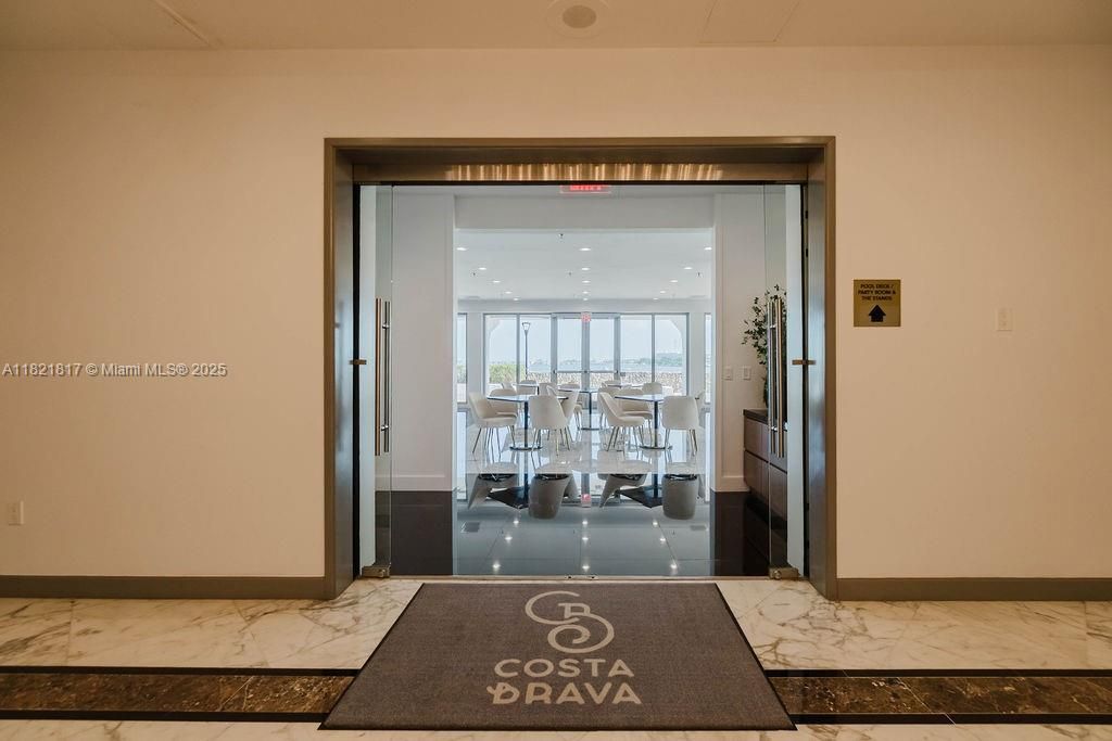 待售: $875,000 (2 贝兹, 2 浴室, 1372 平方英尺)