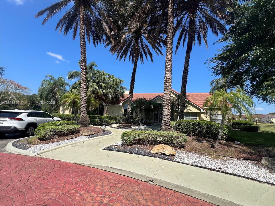 Recently Sold: $220,000 (1 beds, 1 baths, 743 Square Feet)