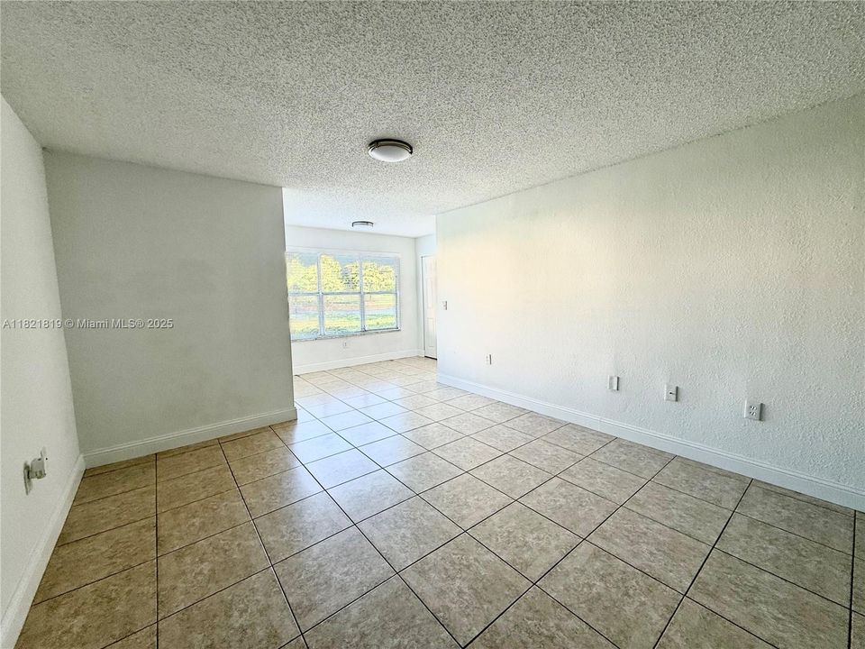 Recently Sold: $220,000 (1 beds, 1 baths, 743 Square Feet)