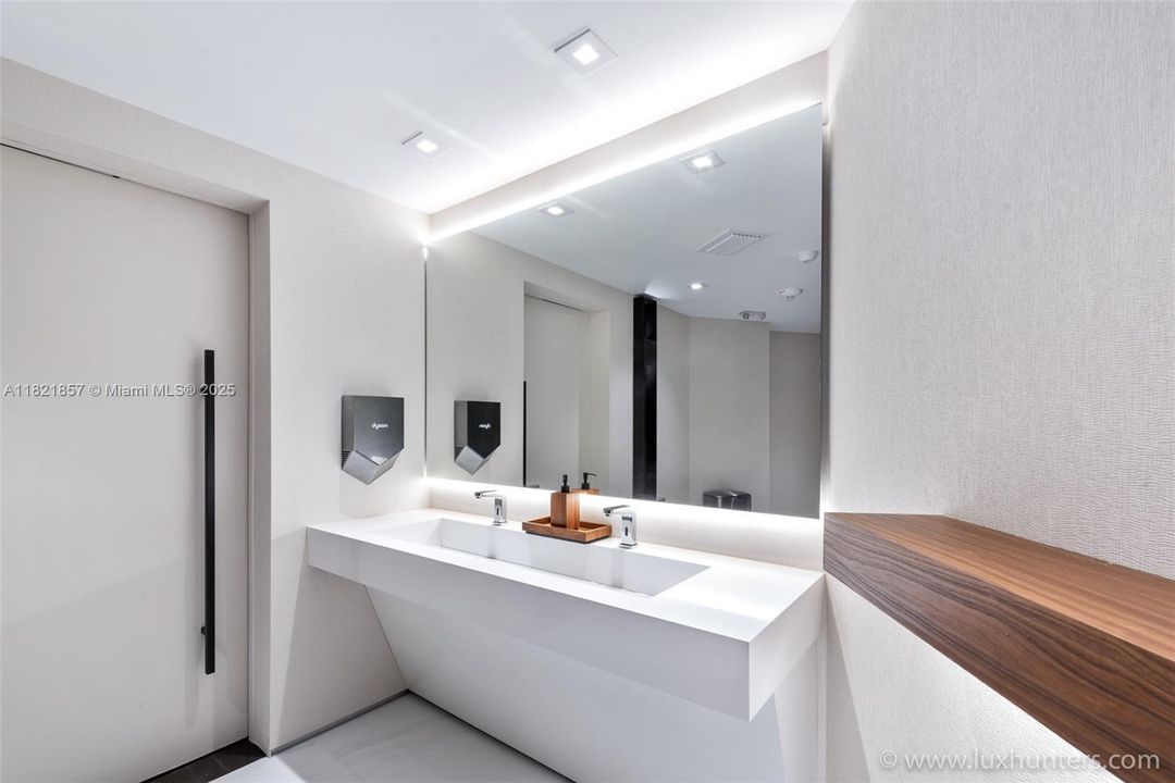 Vendido Recientemente: $2,350,000 (2 camas, 2 baños, 2040 Pies cuadrados)