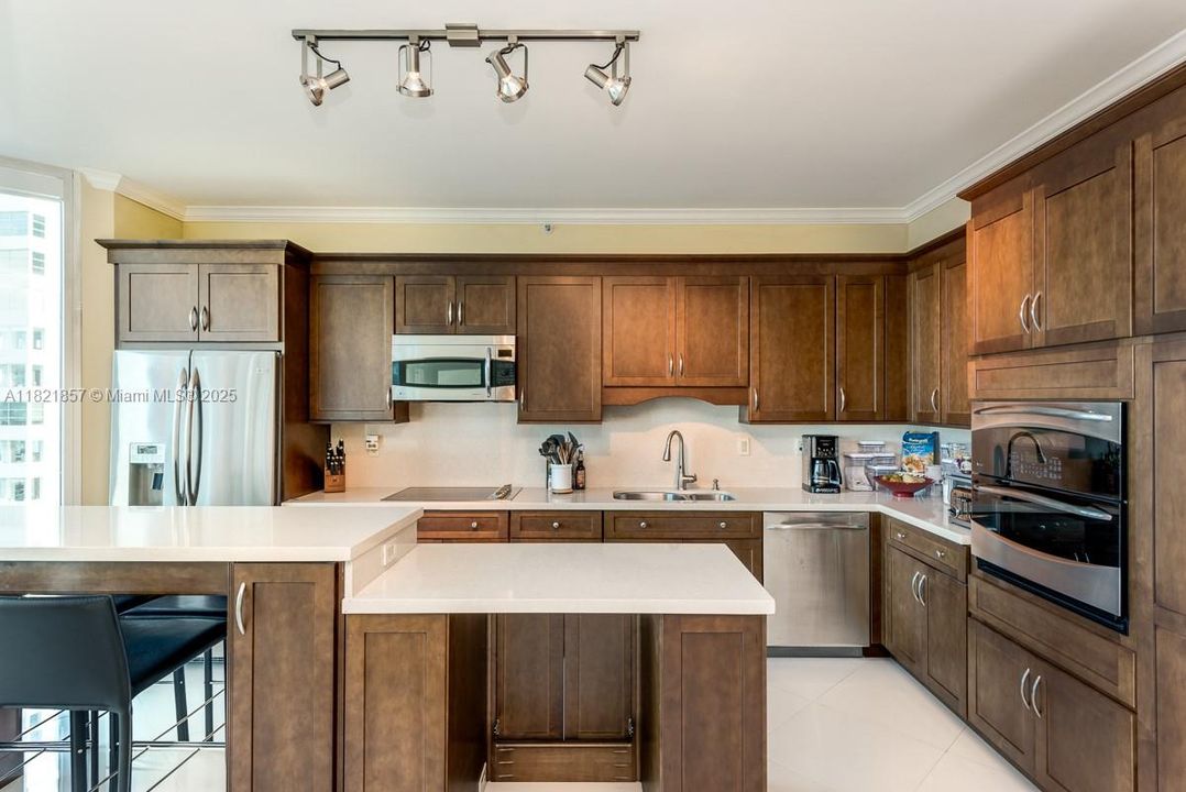 Vendido Recientemente: $2,350,000 (2 camas, 2 baños, 2040 Pies cuadrados)