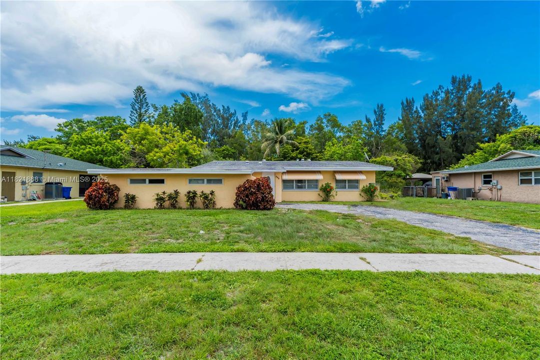 Недавно продано: $385,000 (3 спален, 2 ванн, 2163 Квадратных фут)