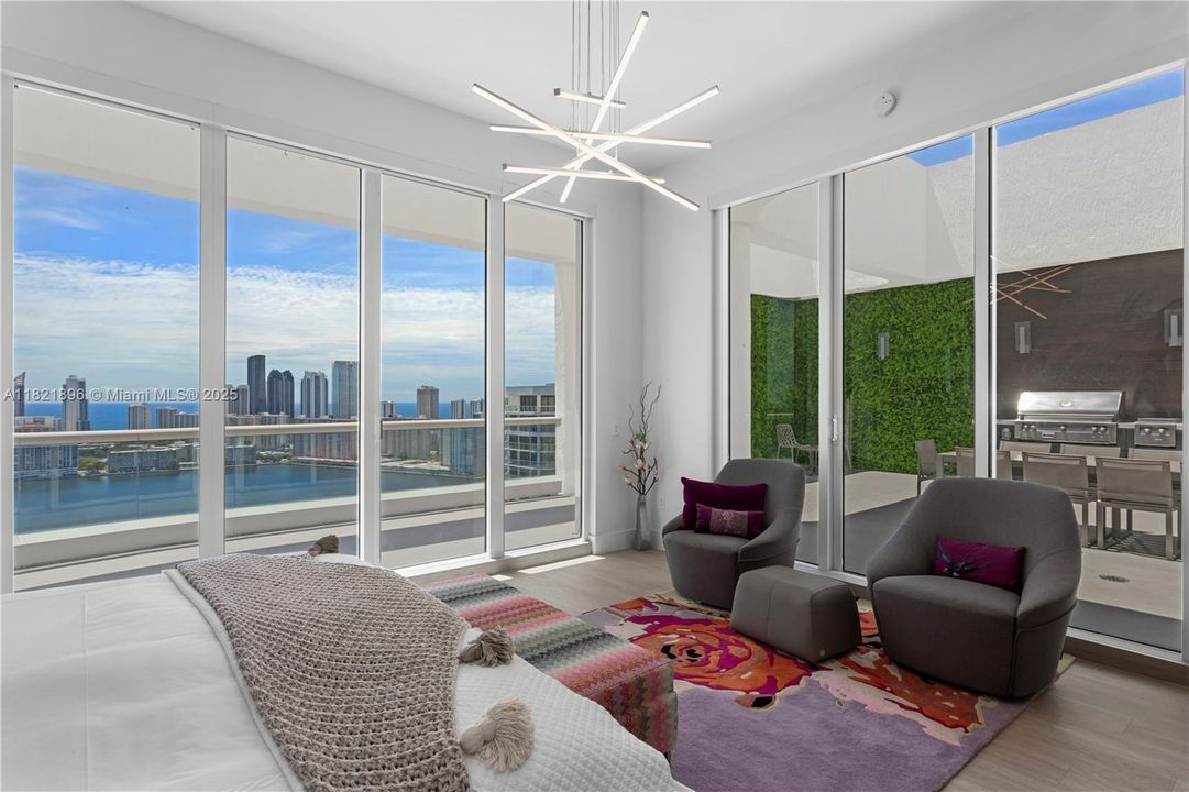 Activo con contrato: $5,950,000 (4 camas, 4 baños, 4331 Pies cuadrados)