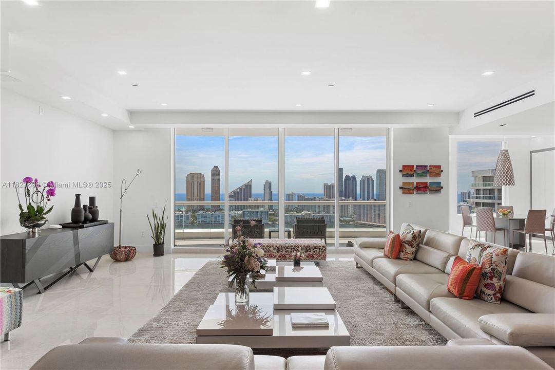 Activo con contrato: $5,950,000 (4 camas, 4 baños, 4331 Pies cuadrados)