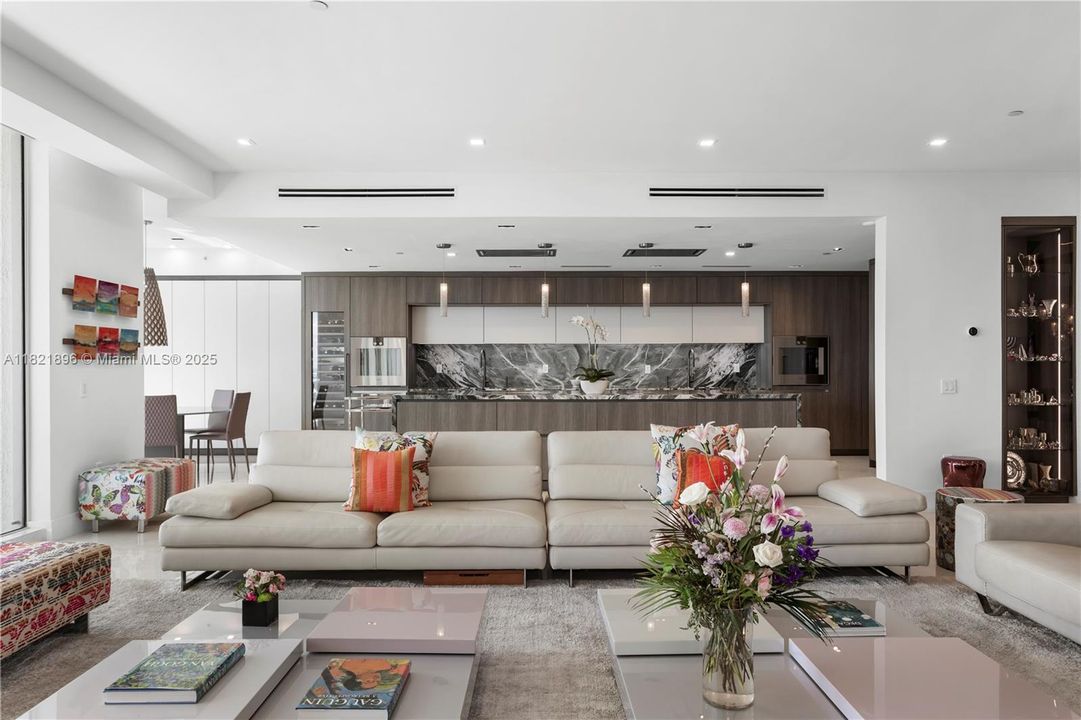 Activo con contrato: $5,950,000 (4 camas, 4 baños, 4331 Pies cuadrados)