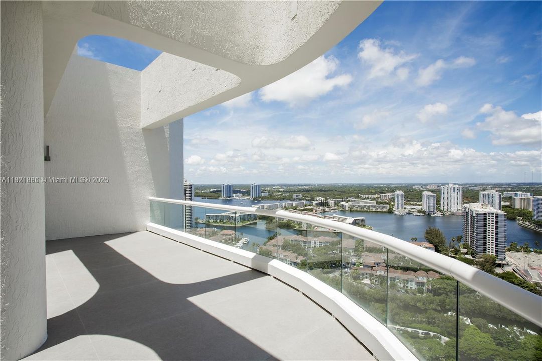 Activo con contrato: $5,950,000 (4 camas, 4 baños, 4331 Pies cuadrados)