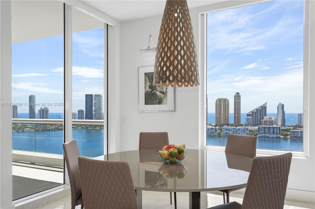 Activo con contrato: $5,950,000 (4 camas, 4 baños, 4331 Pies cuadrados)