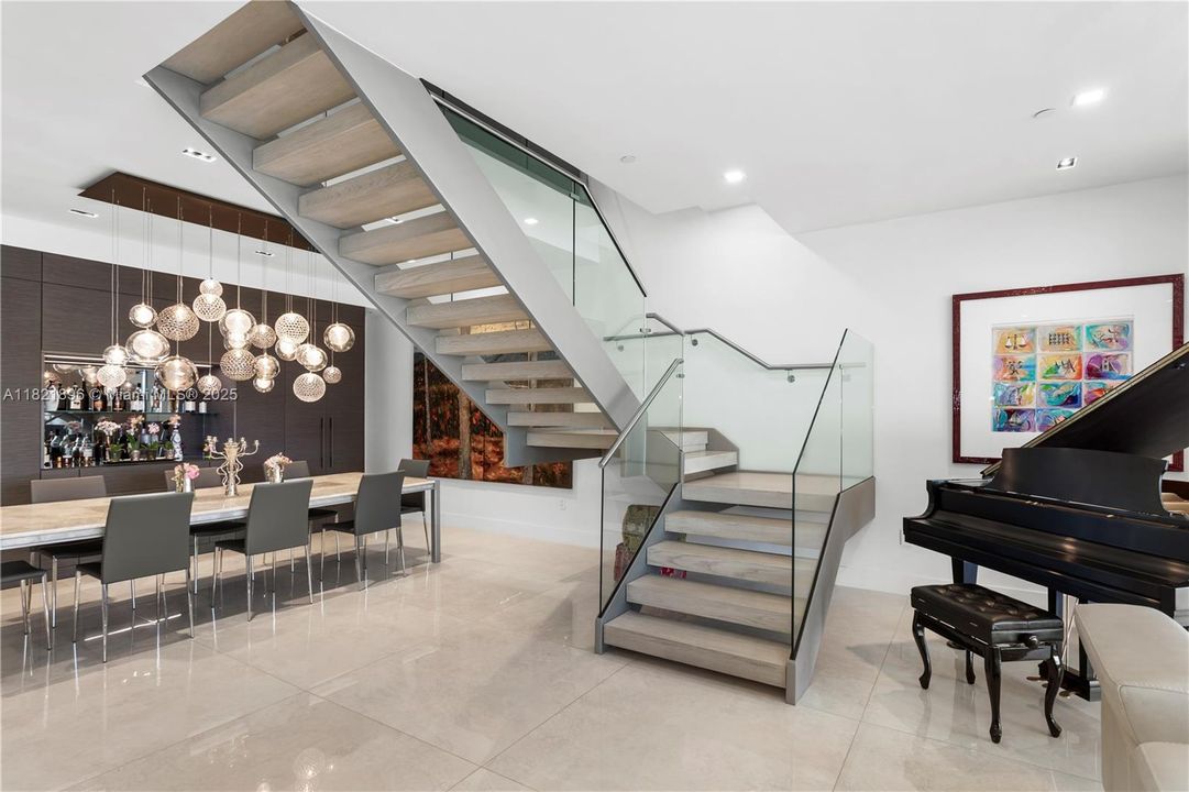 Activo con contrato: $5,950,000 (4 camas, 4 baños, 4331 Pies cuadrados)