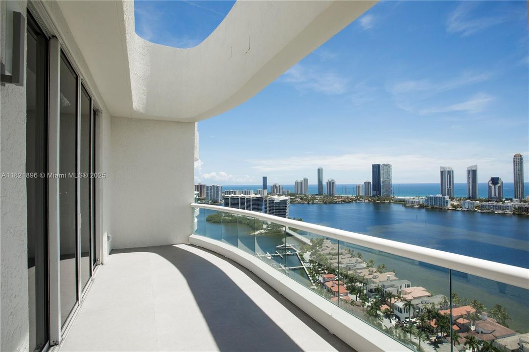 Activo con contrato: $5,950,000 (4 camas, 4 baños, 4331 Pies cuadrados)