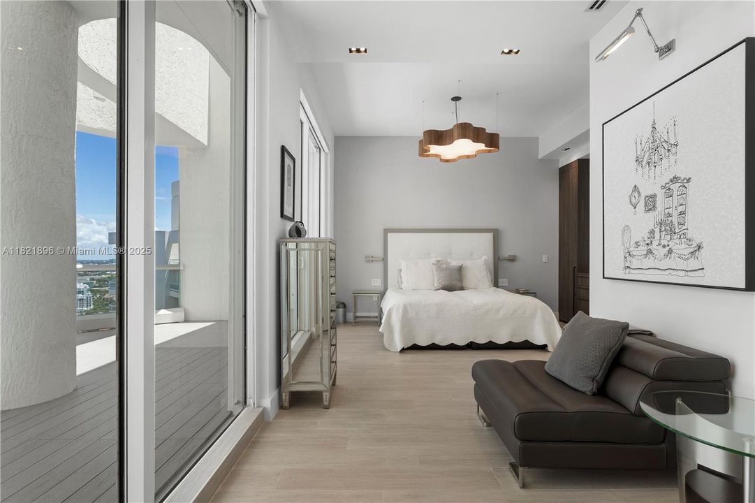 Activo con contrato: $5,950,000 (4 camas, 4 baños, 4331 Pies cuadrados)