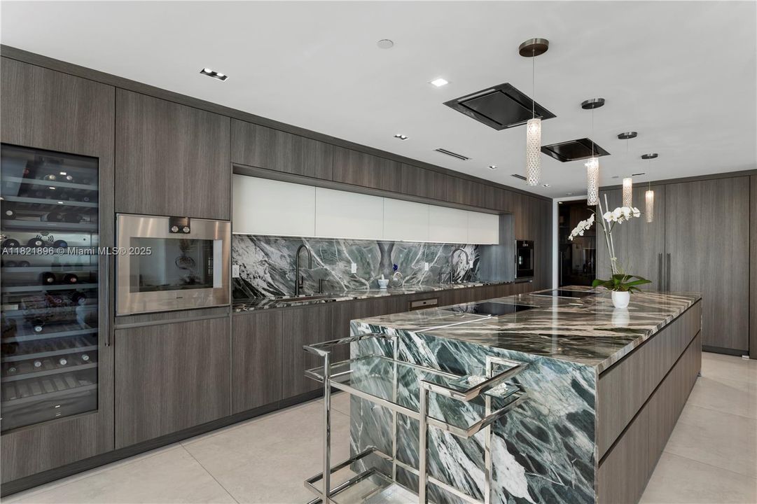 Activo con contrato: $5,950,000 (4 camas, 4 baños, 4331 Pies cuadrados)