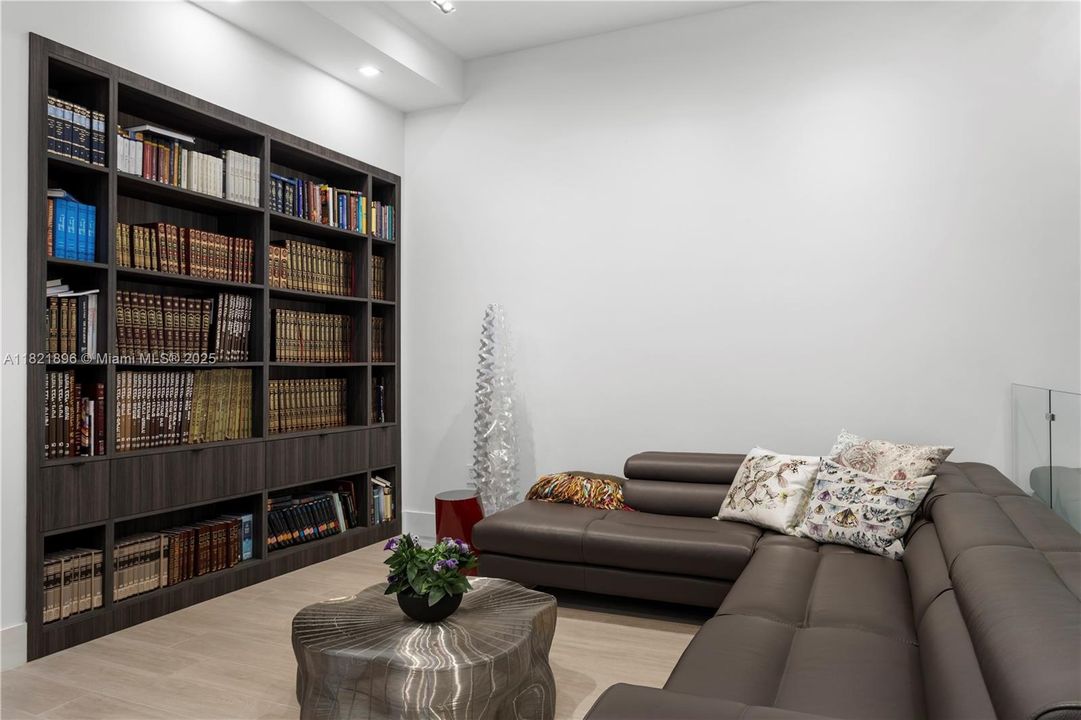 Activo con contrato: $5,950,000 (4 camas, 4 baños, 4331 Pies cuadrados)