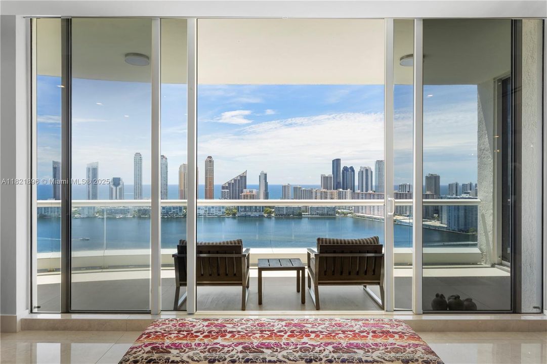 Activo con contrato: $5,950,000 (4 camas, 4 baños, 4331 Pies cuadrados)