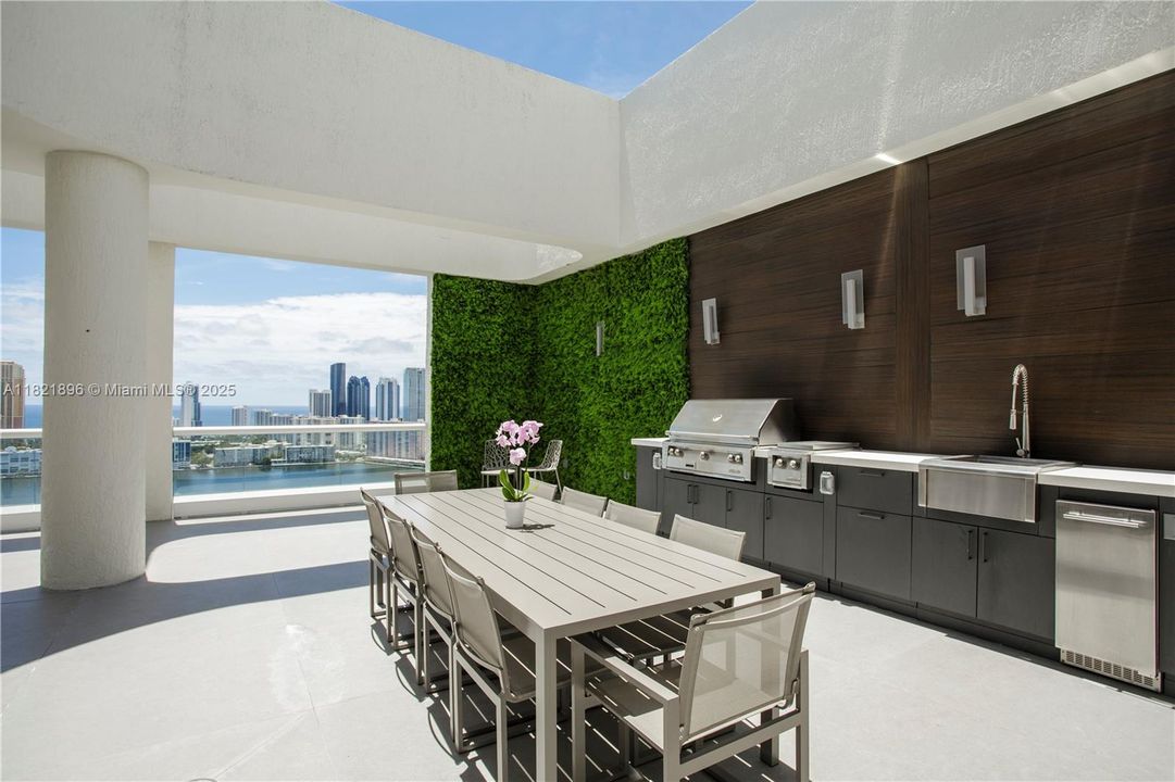 Activo con contrato: $5,950,000 (4 camas, 4 baños, 4331 Pies cuadrados)