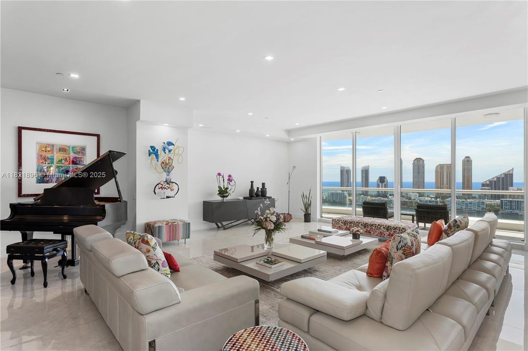 Activo con contrato: $5,950,000 (4 camas, 4 baños, 4331 Pies cuadrados)