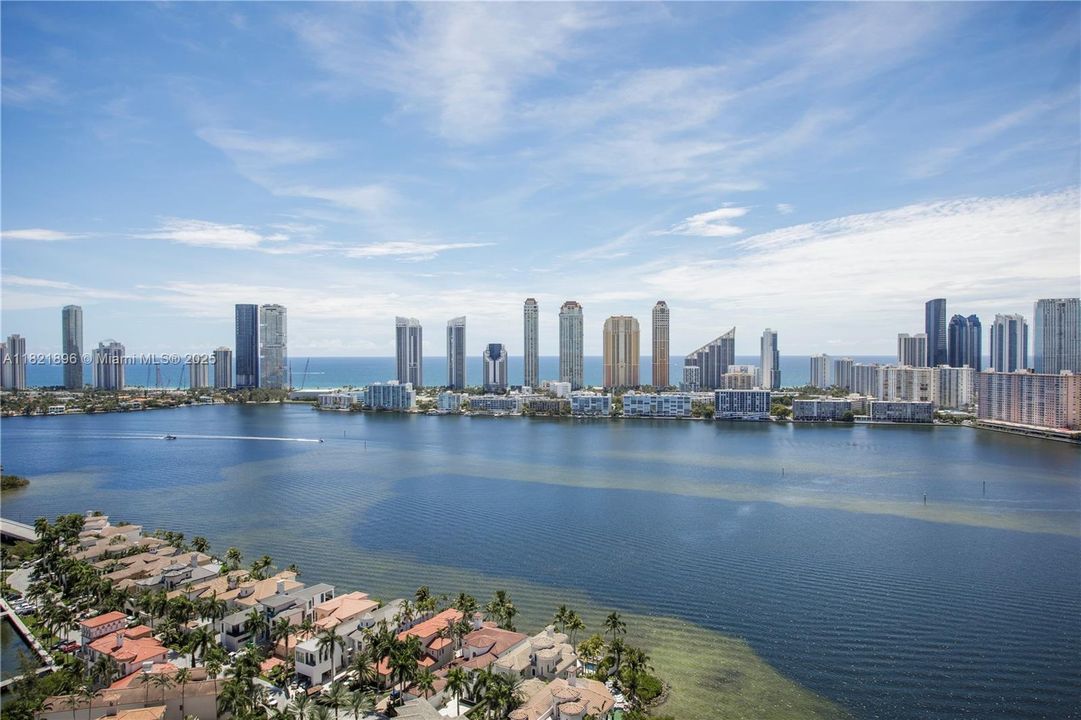 Activo con contrato: $5,950,000 (4 camas, 4 baños, 4331 Pies cuadrados)