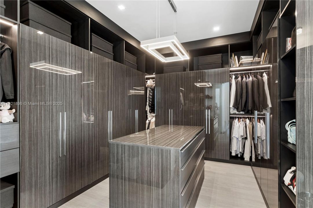 Activo con contrato: $5,950,000 (4 camas, 4 baños, 4331 Pies cuadrados)