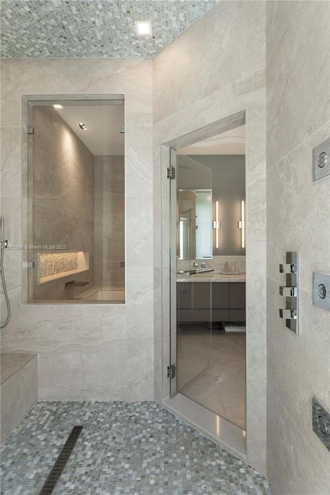 Activo con contrato: $5,950,000 (4 camas, 4 baños, 4331 Pies cuadrados)