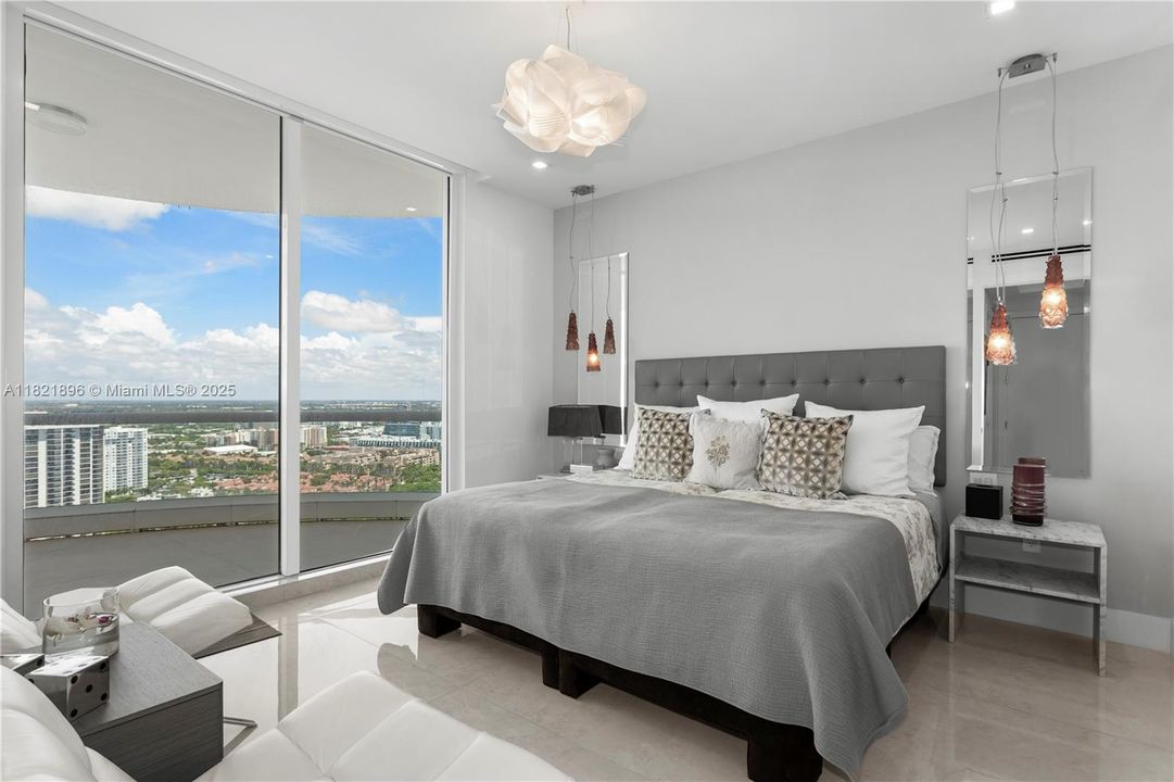 Activo con contrato: $5,950,000 (4 camas, 4 baños, 4331 Pies cuadrados)