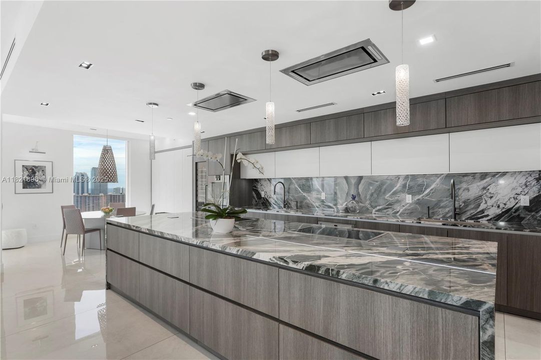 Activo con contrato: $5,950,000 (4 camas, 4 baños, 4331 Pies cuadrados)