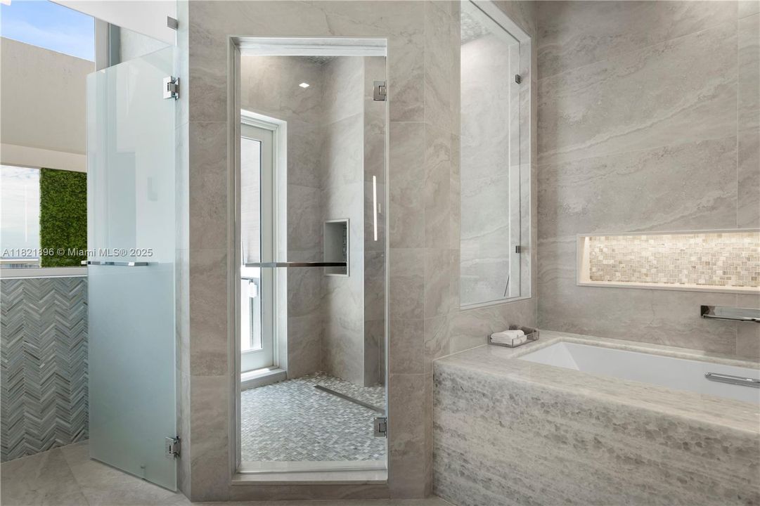 Activo con contrato: $5,950,000 (4 camas, 4 baños, 4331 Pies cuadrados)