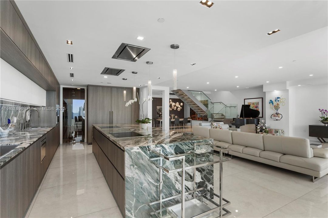 Activo con contrato: $5,950,000 (4 camas, 4 baños, 4331 Pies cuadrados)