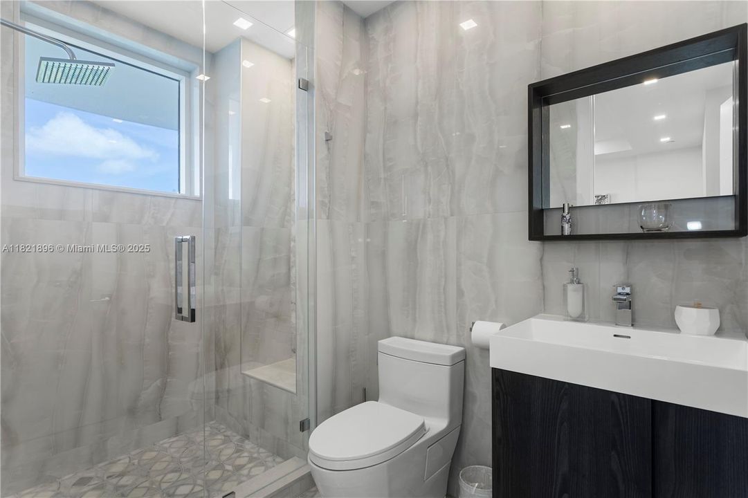 Activo con contrato: $5,950,000 (4 camas, 4 baños, 4331 Pies cuadrados)