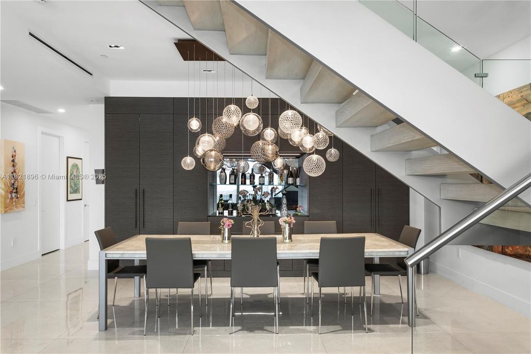 Activo con contrato: $5,950,000 (4 camas, 4 baños, 4331 Pies cuadrados)